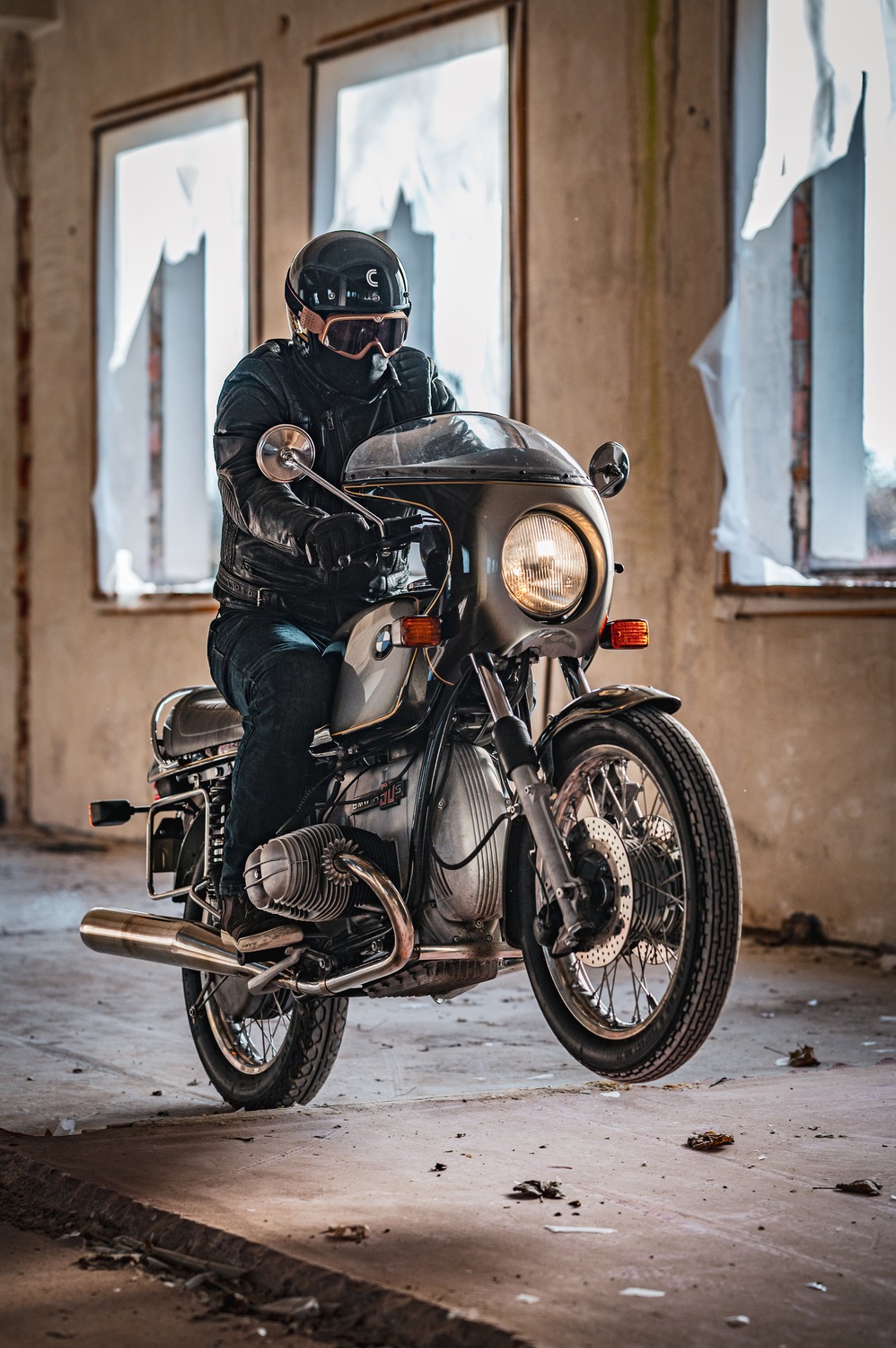 Helmetë moto CASSIDA ESO Forty Nine, fiberglass, ECE 22.06, e zezë perlë ar gri