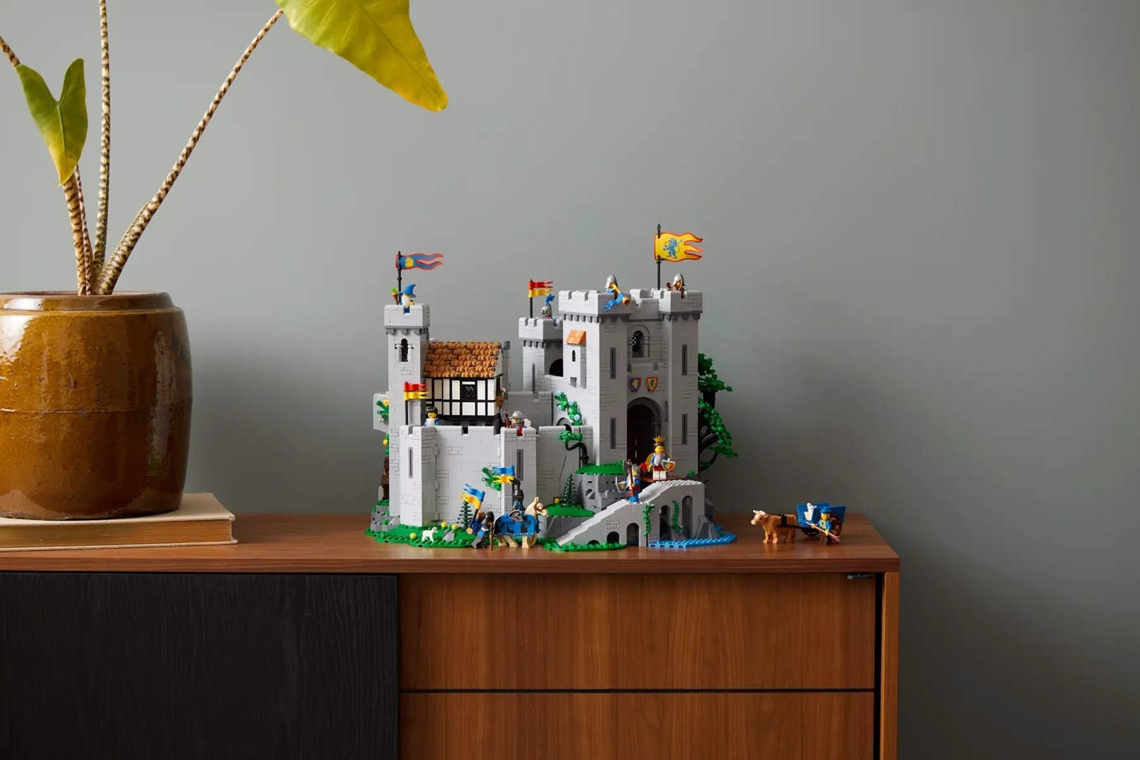 Set LEGO Lion Knights' Castle, kështjellë mesjetare, ndërtim modular, shumëngjyrësh