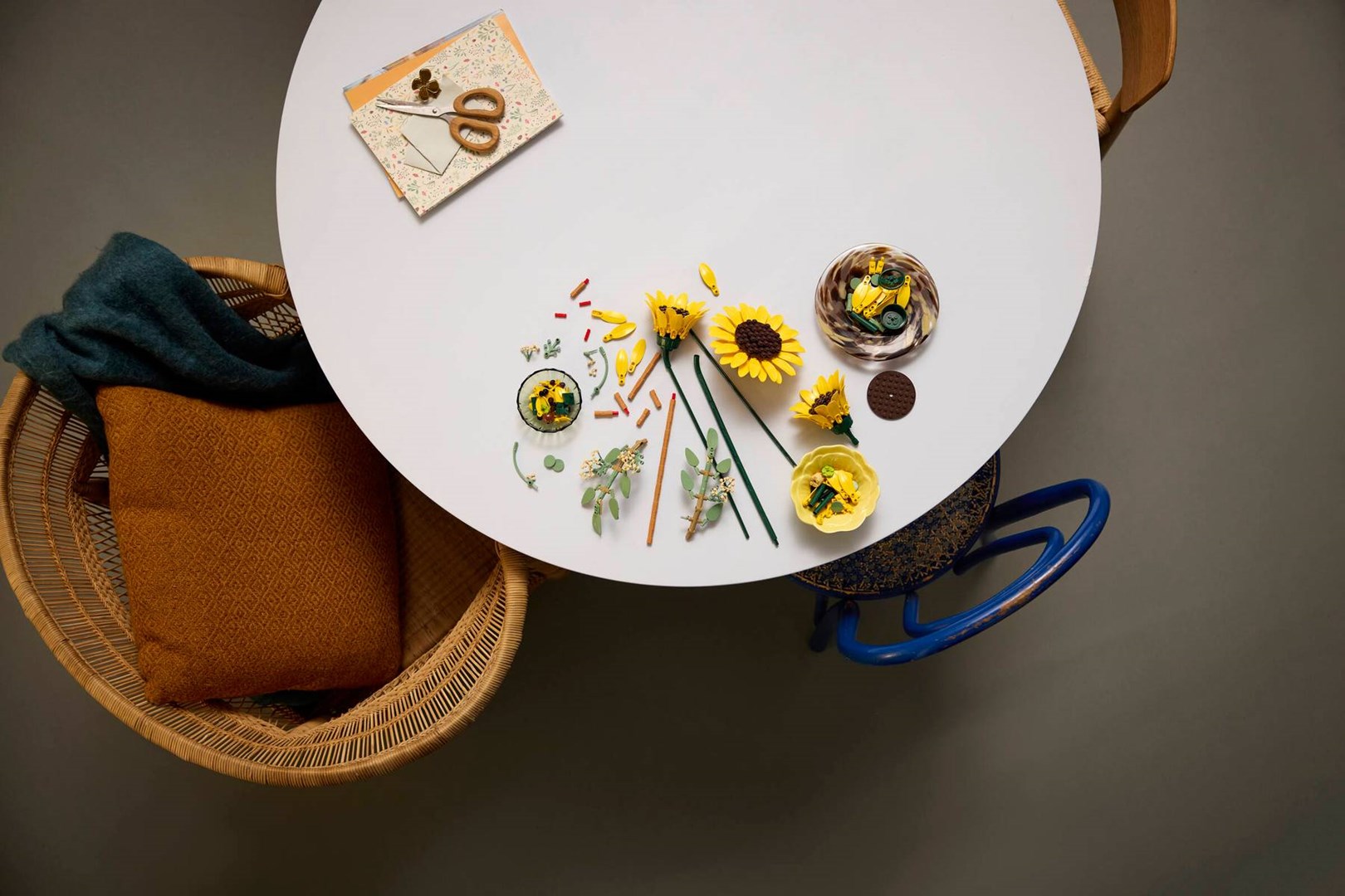 Set LEGO Botanicals Sunflowers, 686 copa, dekorativ, shumëngjyrësh