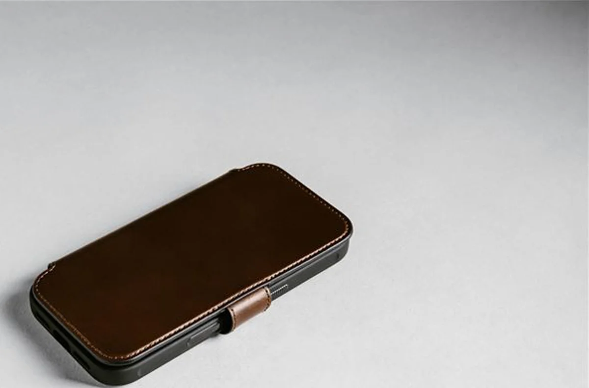 Këllëf folio Nomad Modern Leather, për iPhone 17 Pro, lëkurë Horween, kafe rustic