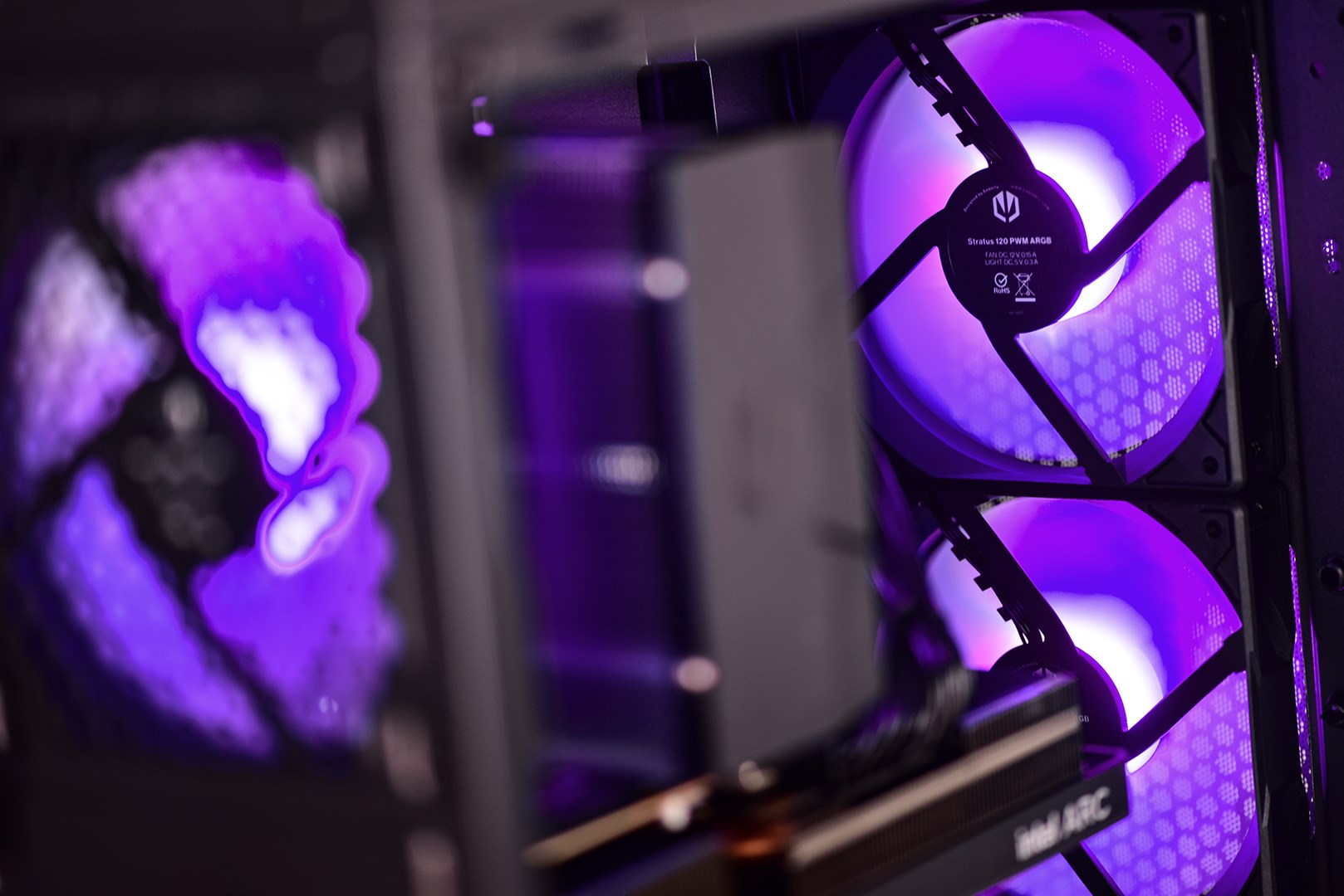 Kompjuter Actina, AMD Ryzen 7 5700X3D, 32GB RAM, 1TB SSD, AMD Radeon RX 7700 XT, i zi