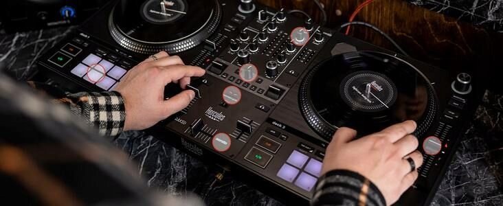 Kontrollues DJ Hercules T7, pjata motorike, me Serato DJ Lite, i zi