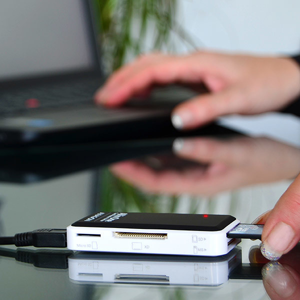 Lexuesi i kartave Axago ALL-IN-ONE