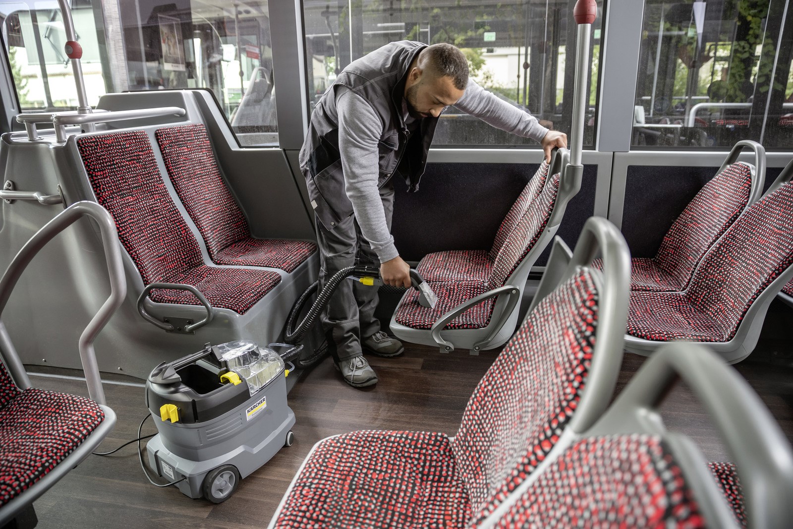 Pastrues industrial me larje Karcher Puzzi 8/1, 8L, i verdhë