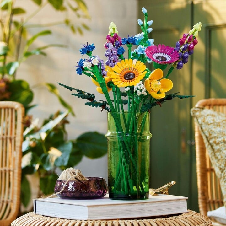 Set LEGO® Icons 10313 Meadow Flower Bouquet, 939 pjesë