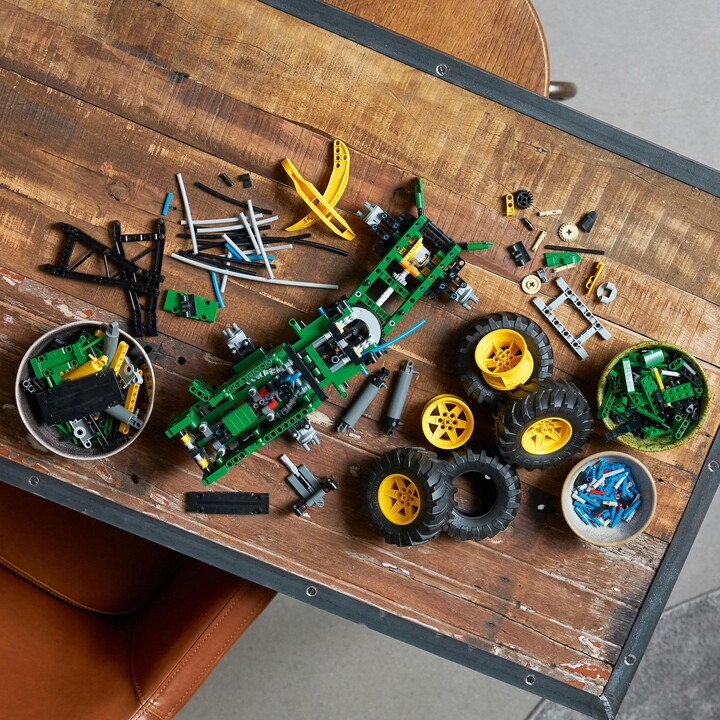 Set LEGO® Technic 42157 John Deere 948L-II Forestry Tractor