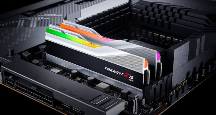 Мемориски модули G.Skill Trident Z5 RGB 32GB (2x16GB) DDR5 5600 CL30, AMD EXPO, сребрена боја