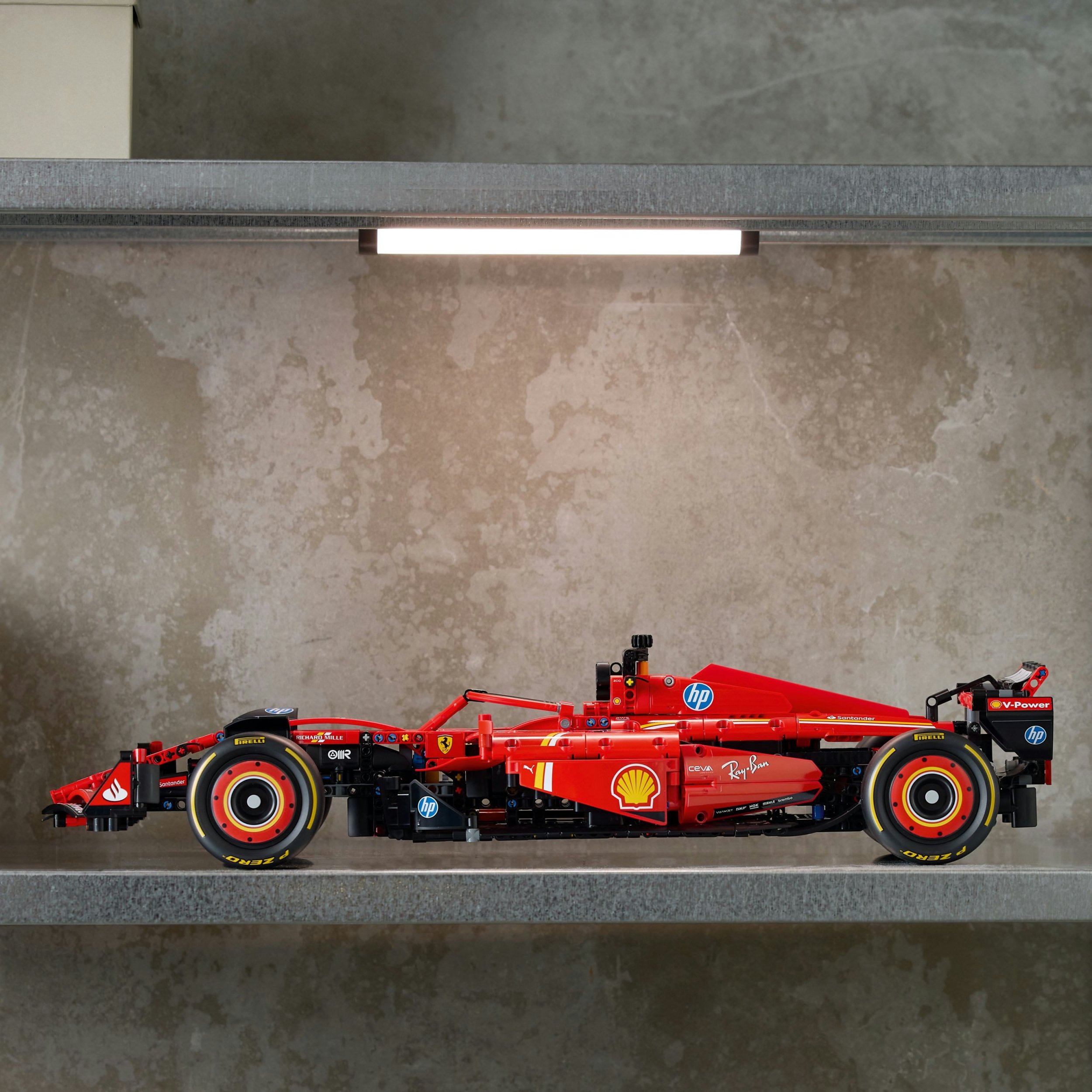 Lodër LEGO Technic Scuderia Ferrari SF-24 F1, set ndërtimi garash, shkallë 1:8, shumëngjyrëshe