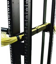Tabaka kabllosh APC Side Channel Cable Trough, menaxhim kabllosh, 0U, e zezë