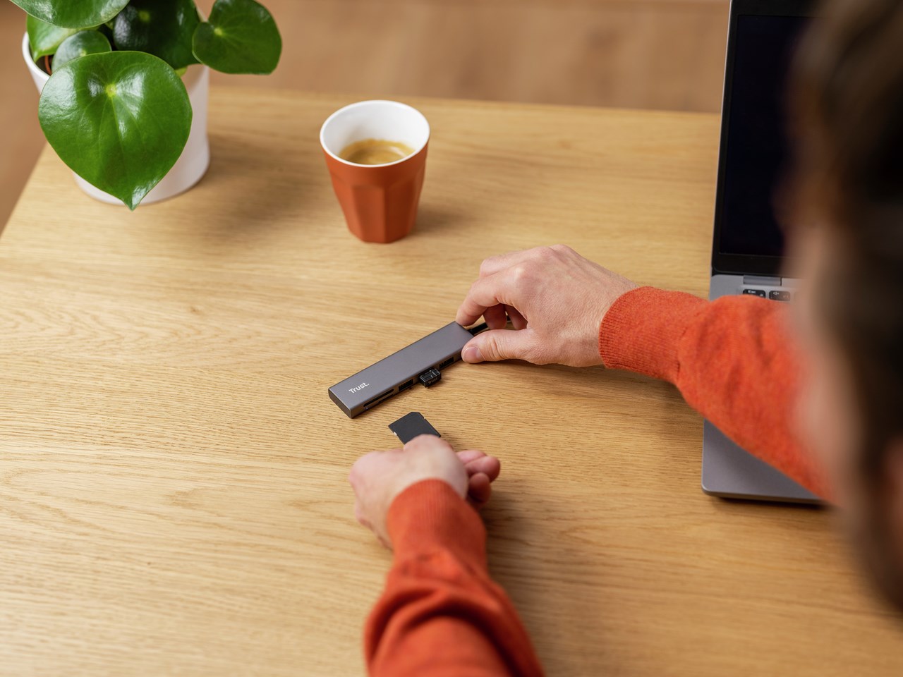Qendër USB-C Halyx Fast, 3 porte, lexues kartash SD/microSD, i argjendtë