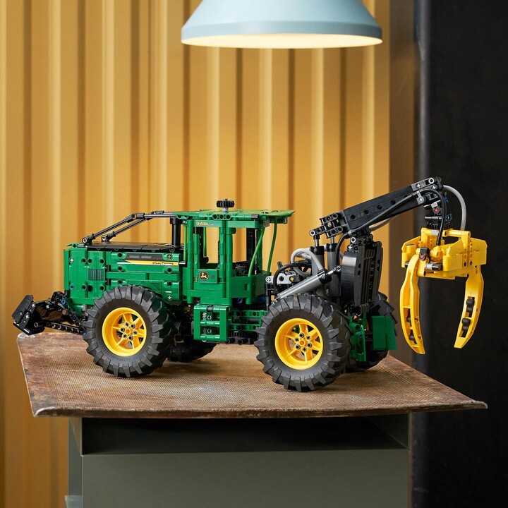 Set LEGO® Technic 42157 John Deere 948L-II Forestry Tractor