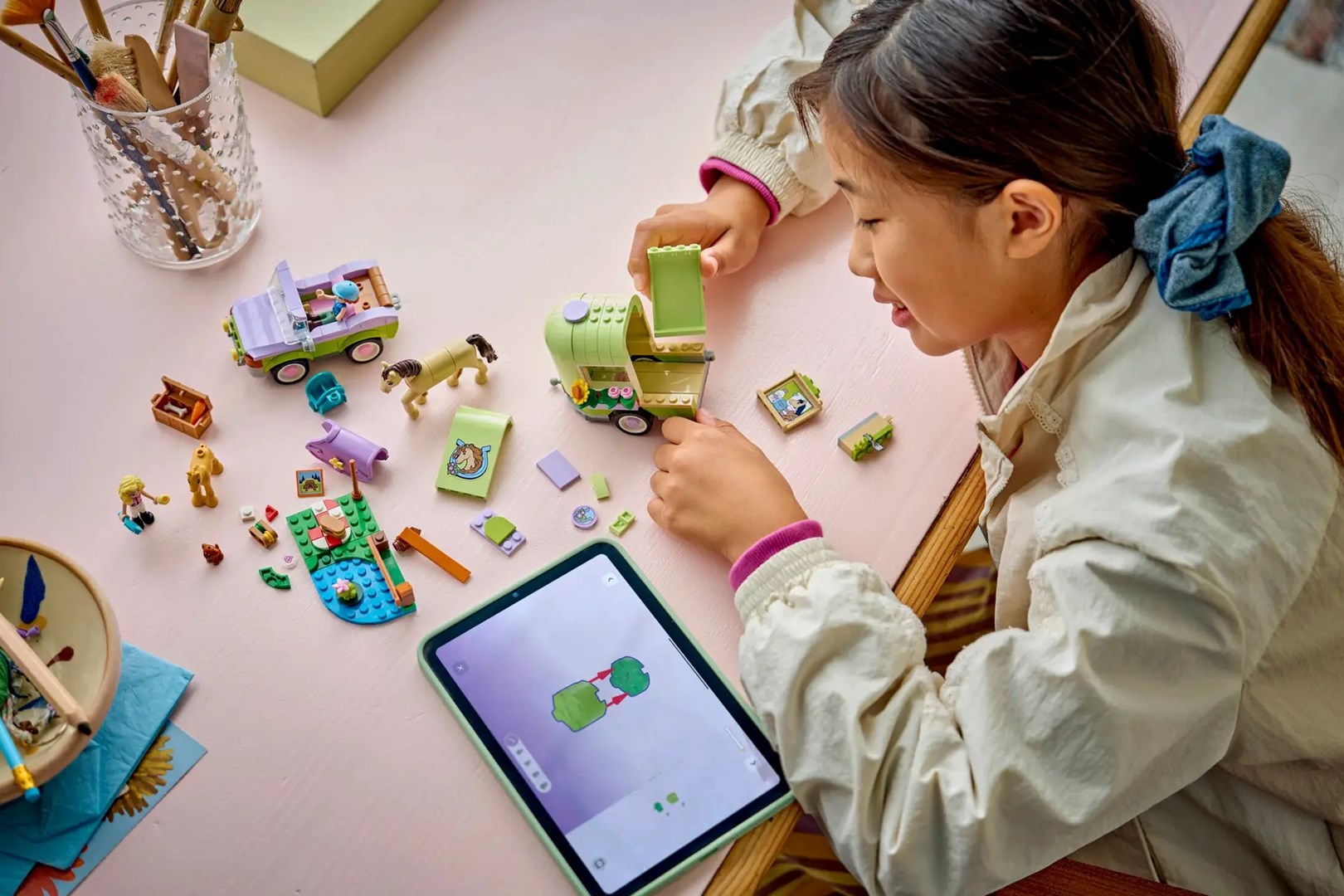 Set lodër LEGO Friends Trailer for Horse and Foal 42695, me rimorkio, për fëmijë