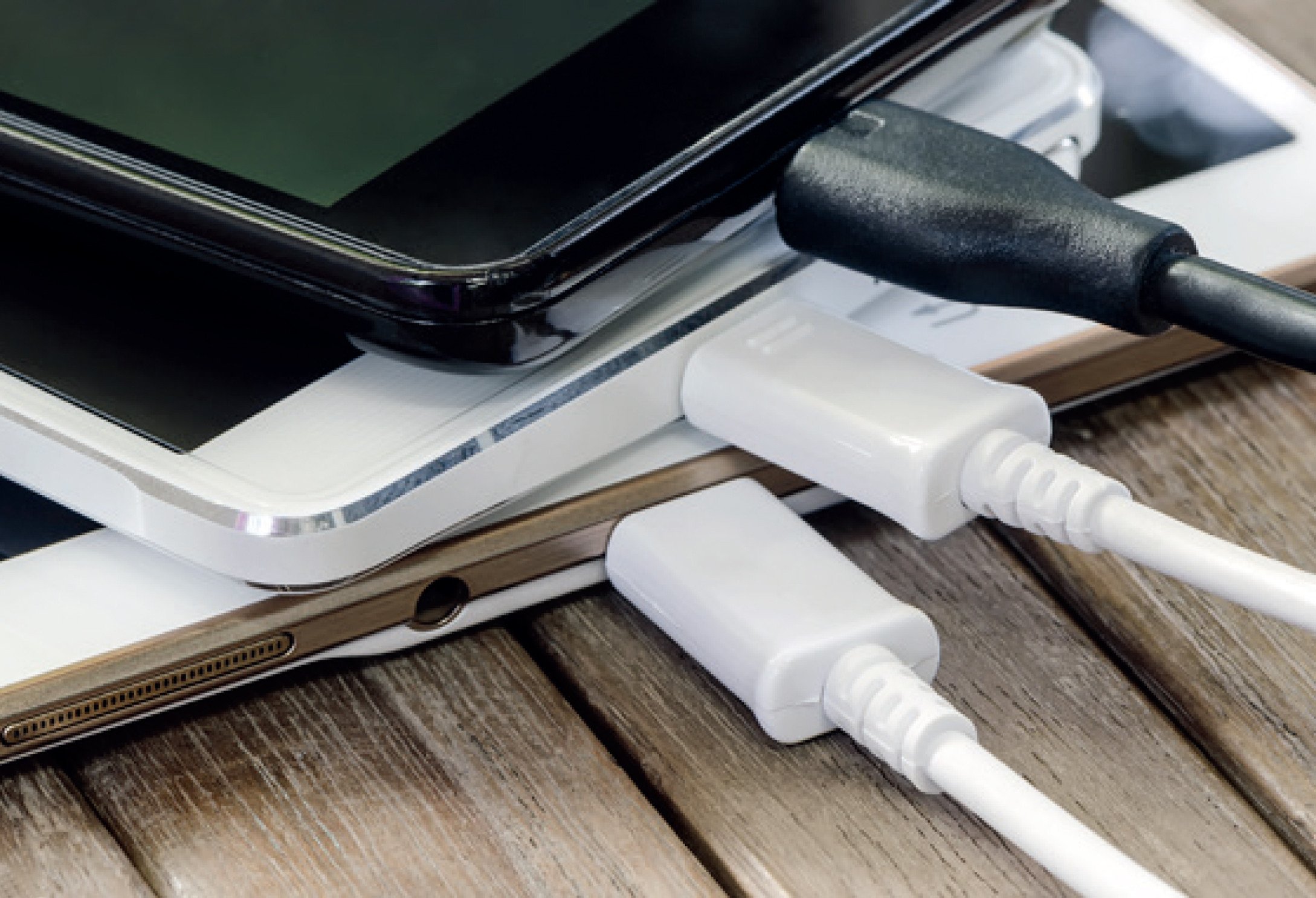 Karikues tavoline Gembird EG-U3C3A-01-MX, 3 porta USB, për pajisje mobile, i zi dhe i bardhë