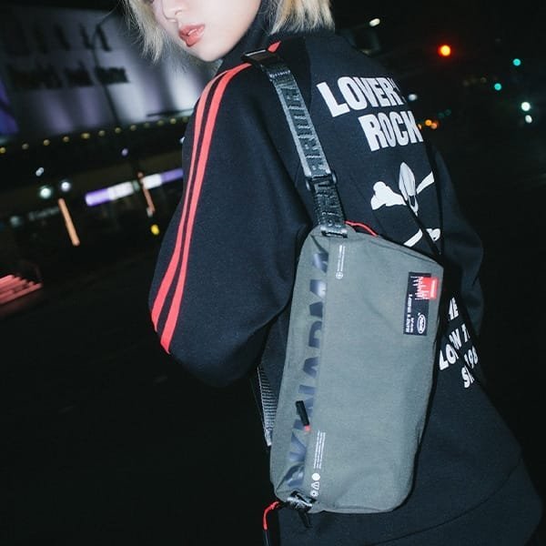 Çantë crossbody Skinarma Fardel, me rrip shpatulle, rezistente ndaj ujit, e zezë