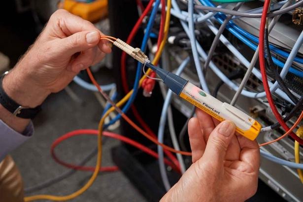 Detektor fibër optike Fluke FiberLert 125, për fibra single mode dhe multimode, portativ, i verdhë