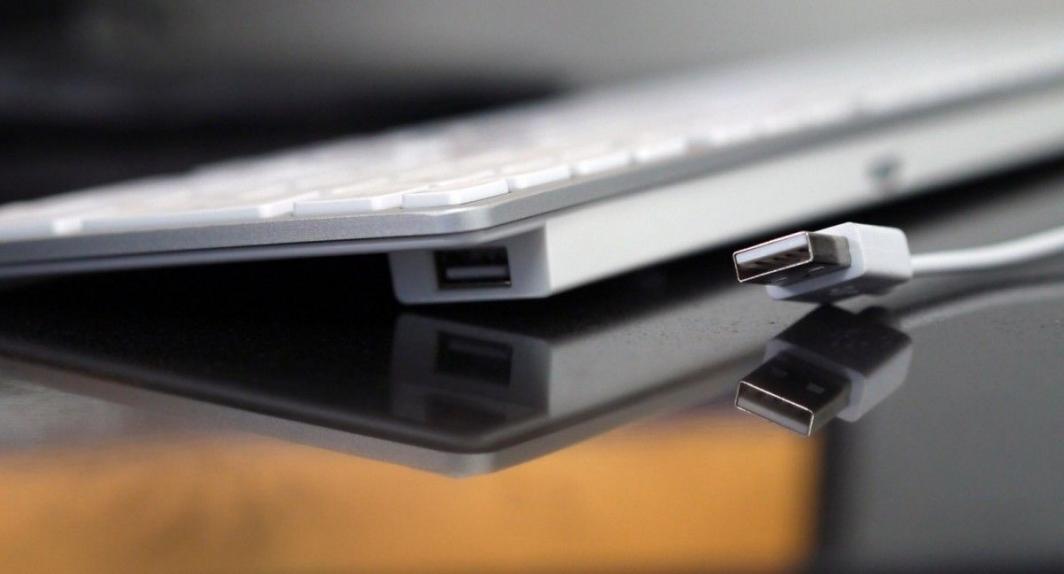 Tastierë Matias FK318S, me kabllo, US, e bardhë dhe e argjendtë