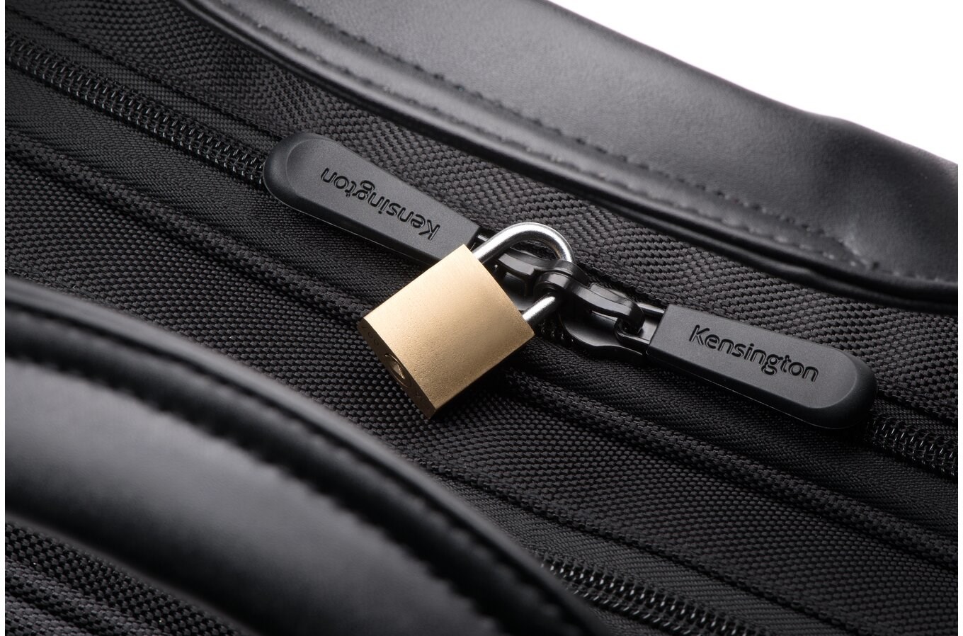 Çantë dore për laptop Kensington Contour 2.0, 15.6", e zezë