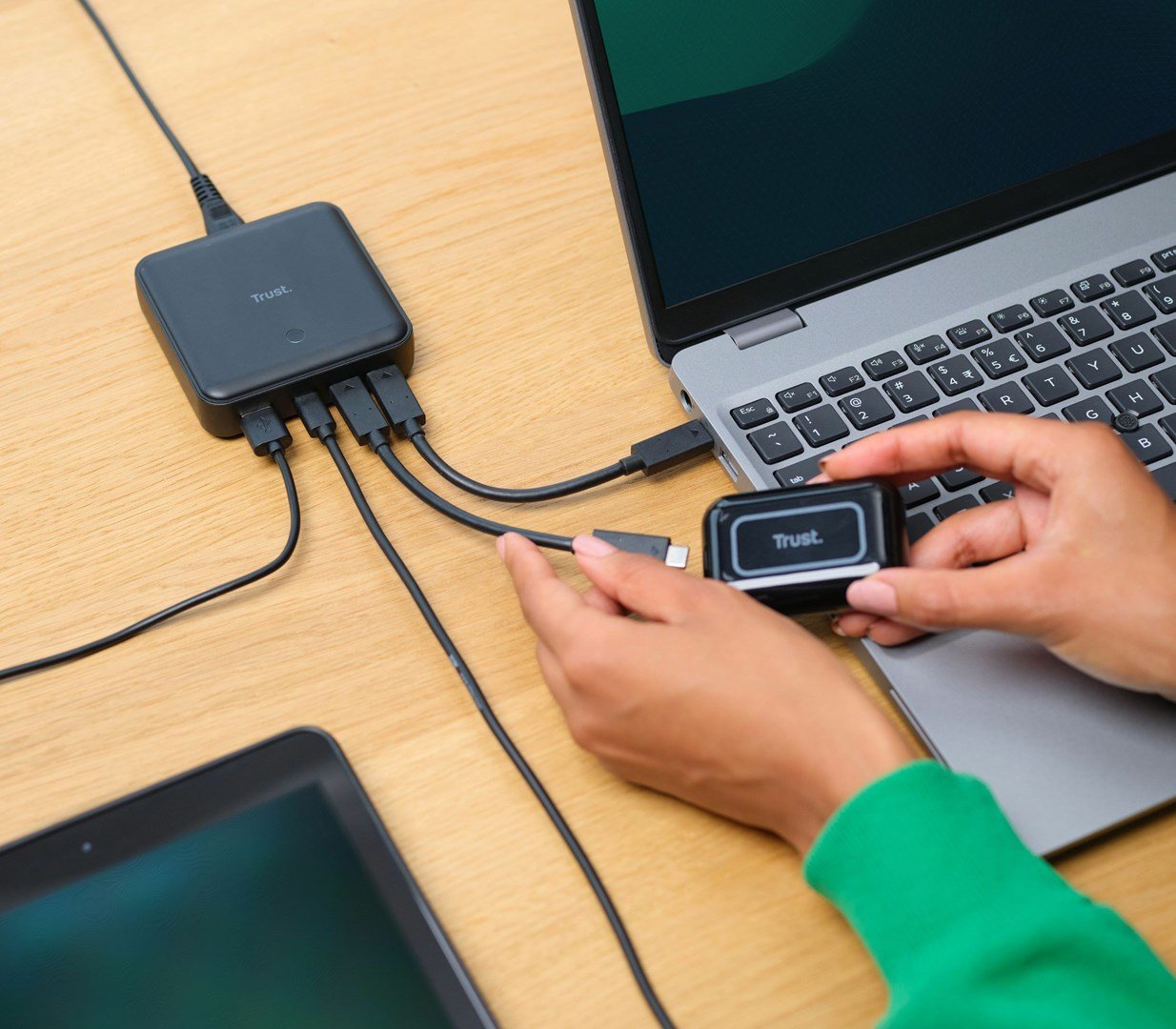 Adapter universal Trust Maxo, furnizim energjie 100W, për përdorim të brendshëm, i zi