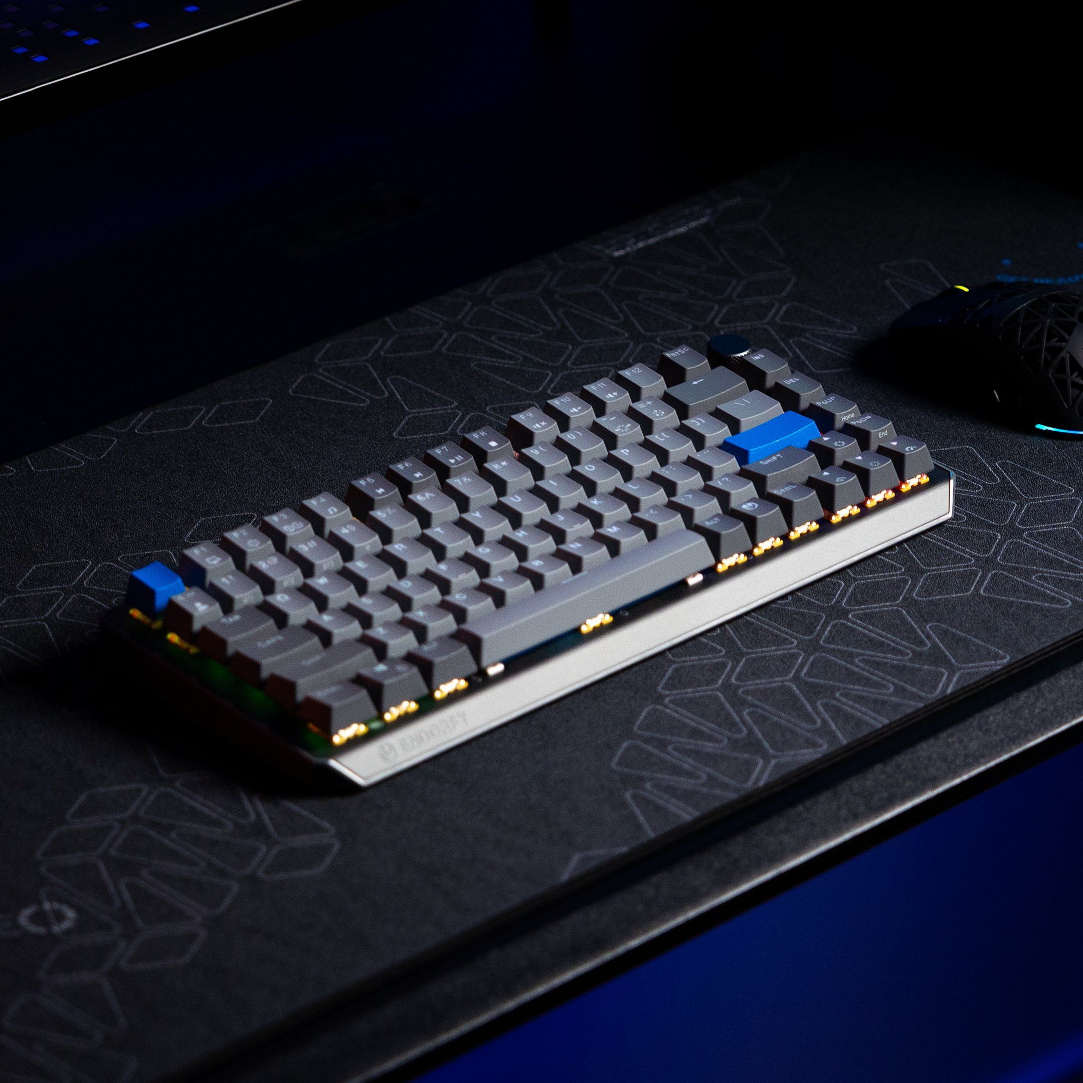 Tastierë gaming Endorfy Thock V2 75% Wireless, mekanike, me ndriçim RGB, e zezë