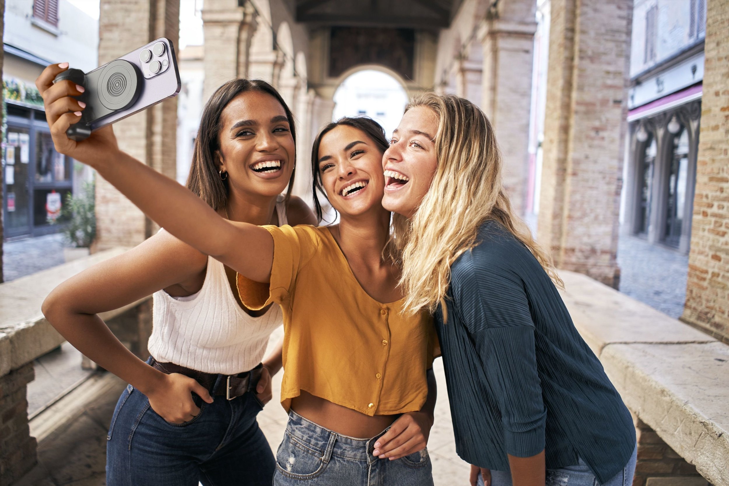 Mbajtëse selfie Bluetooth Cellularline Pics Mag, magnetike MagSafe, me telekomandë, e zezë