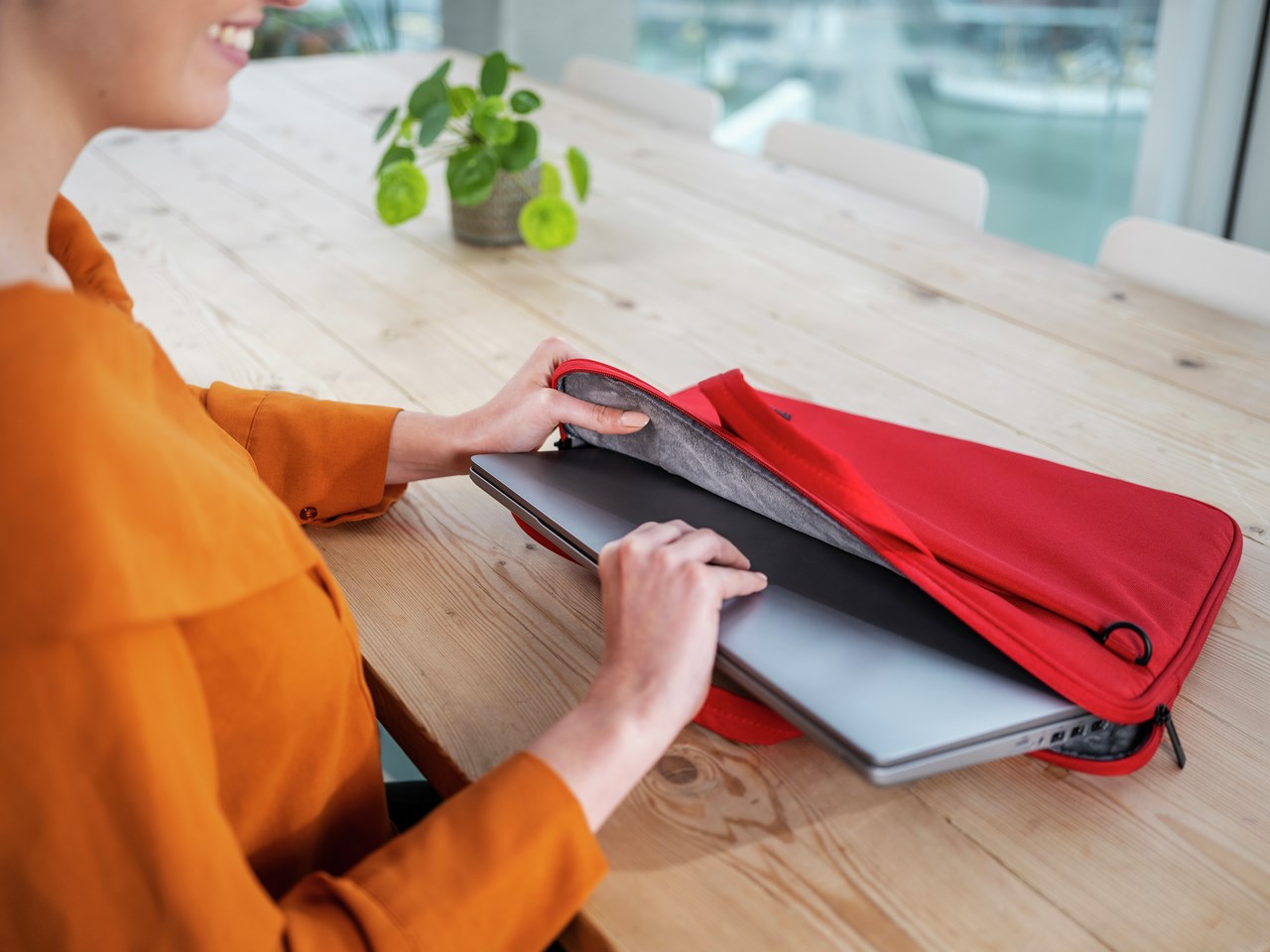 Çantë dore për laptop Trust Bologna, 16", e kuqe