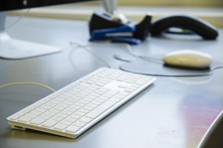 Tastierë LMP USB Keyboard, 110 taste, me kabllo, 2x USB, alumini argjendtë, portugalisht