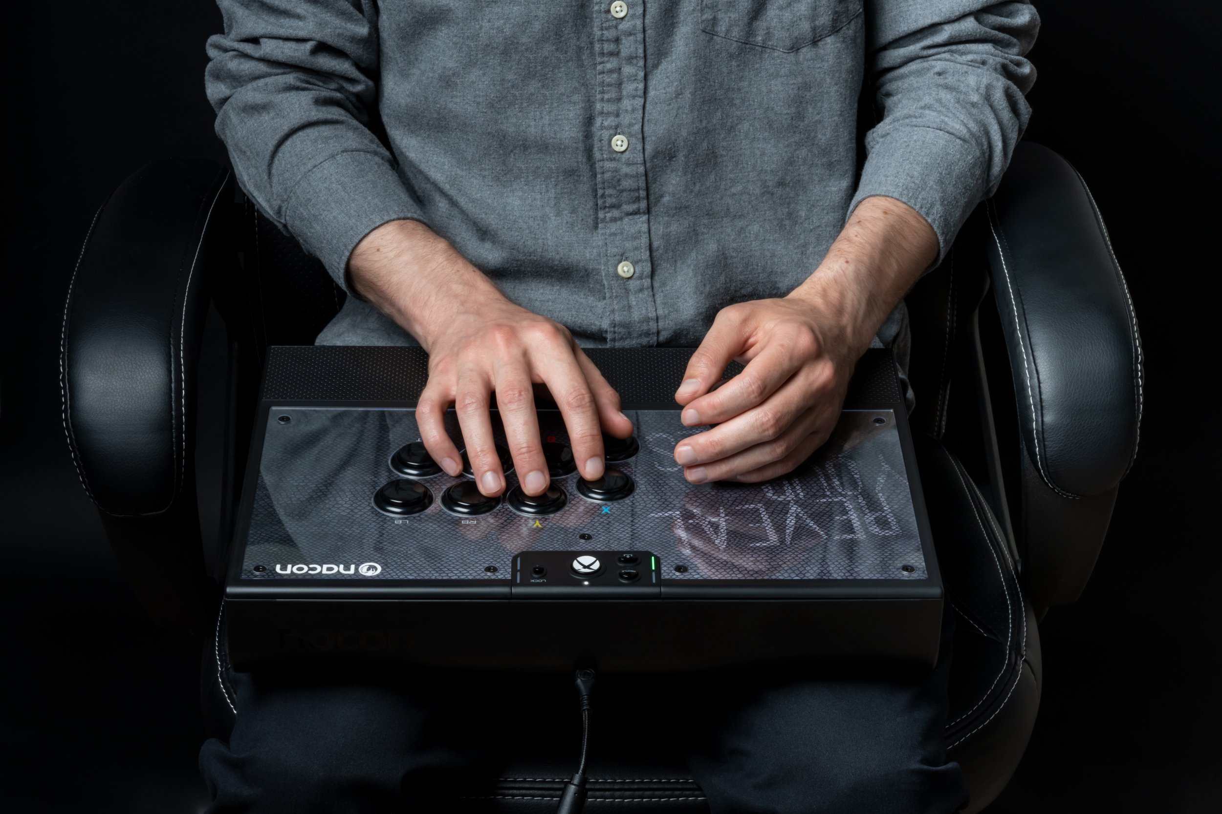 Joystick arcade Nacon Daija, i licencuar për Xbox, transparent