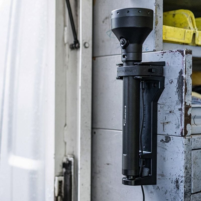 Dritë dore LEDlenser P21R, 5000 lm, rikarikueshme, alumini e zezë