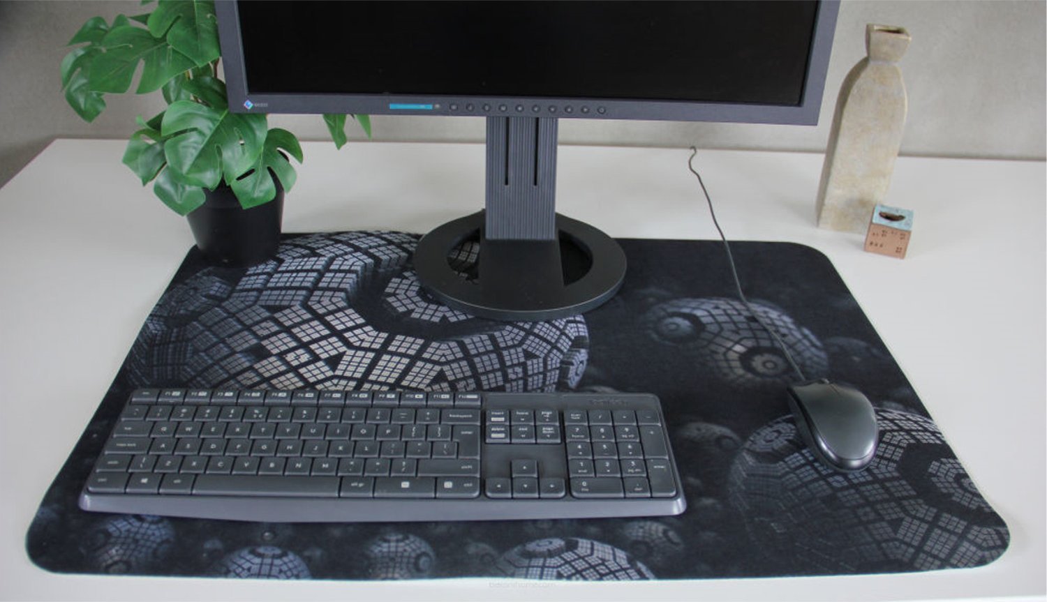 Mbulesë tavoline Bertoni Desk Mat Universal Fractal EE070, 50x70cm, felt ekologjik, shumëngjyrëshe