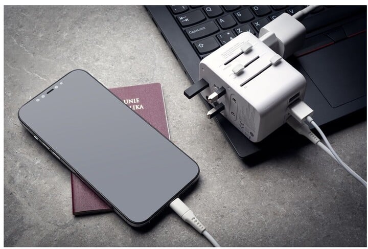 Përshtatës udhëtimi FIXED për EU, UK dhe USA/AUS, 3xUSB-C, 2xUSB-A, GaN, PD 65W, i bardhë