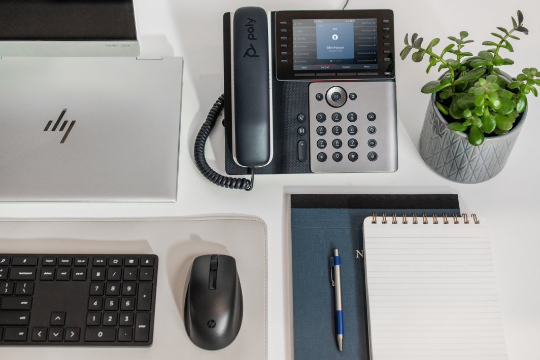 Telefoni fiks Poly 82M91AA, ekran me ngjyra, shumë linja, i zi