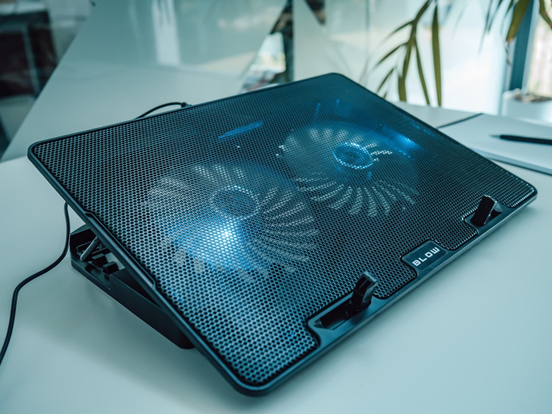 Ftohës laptopi Blow Walking Stand Samba, 2 ventilatorë, ndriçim blu, i zi