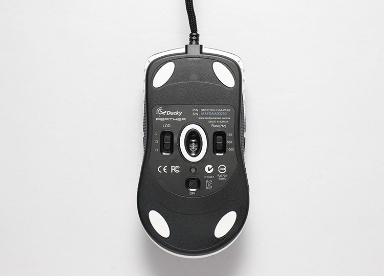 Maus gaming Ducky Feather ARGB DMFE20O-OAAPA7B, 65g, sensor optik PixArt, i zi