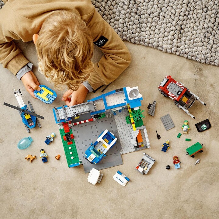 Set lodër LEGO City 60316 Police Station, 668 pjesë