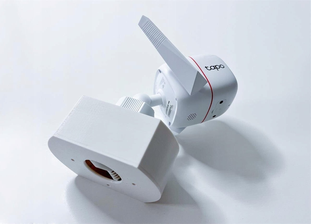 Држач за камера TP-Link Tapo D-TC3XX-C, за ѕид и таван, со покривање на кабел, бел