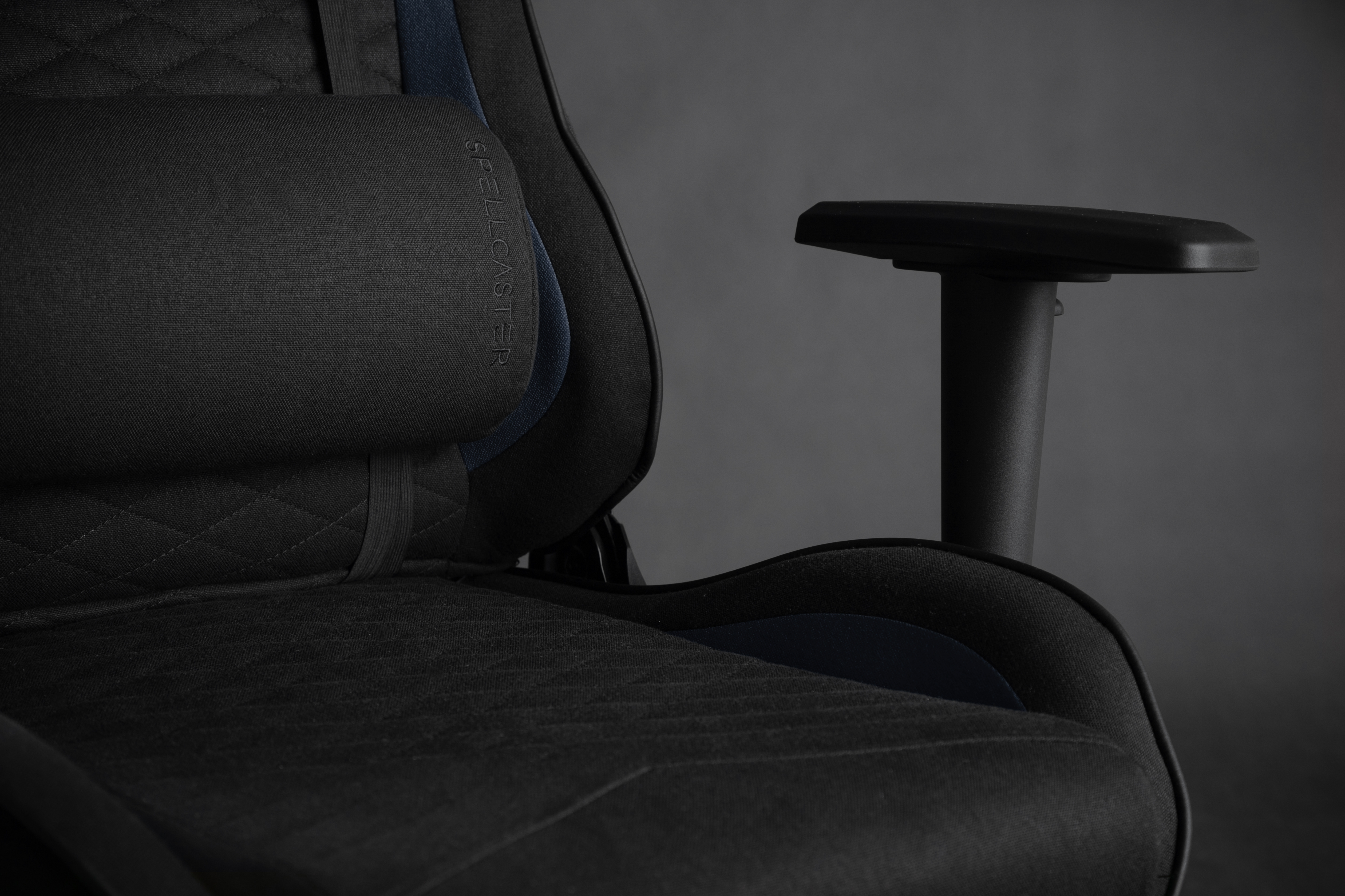 Karrige SENSE7 Spellcaster, e zezë/kaltër