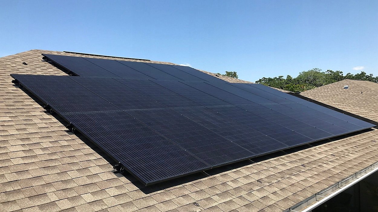 Set panele fotovoltaike Pure Black, 10kW, montim në çati, i zi