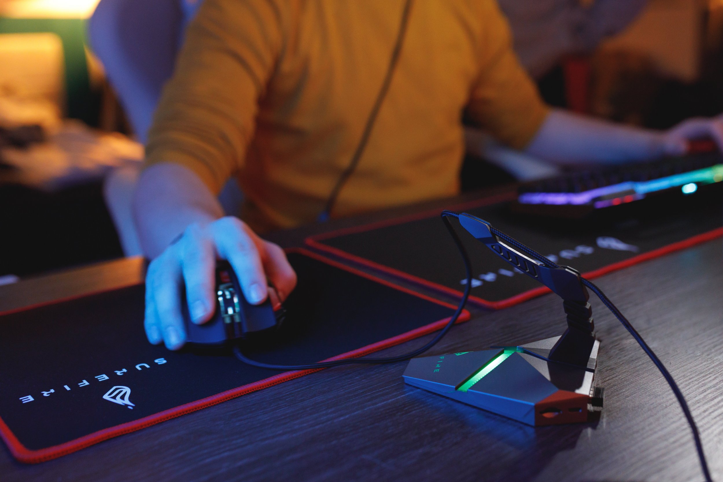 Mbajtëse kabllo gaming SureFire Axis, hub USB 3.2, RGB, e zezë