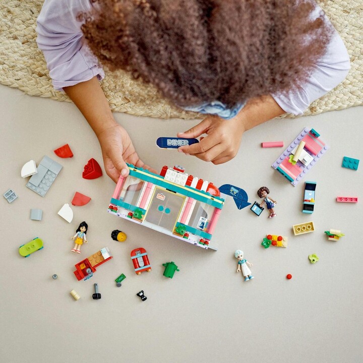 Set LEGO® Friends 41728 Bistro in the center of Heartlake town, 346 pjesë