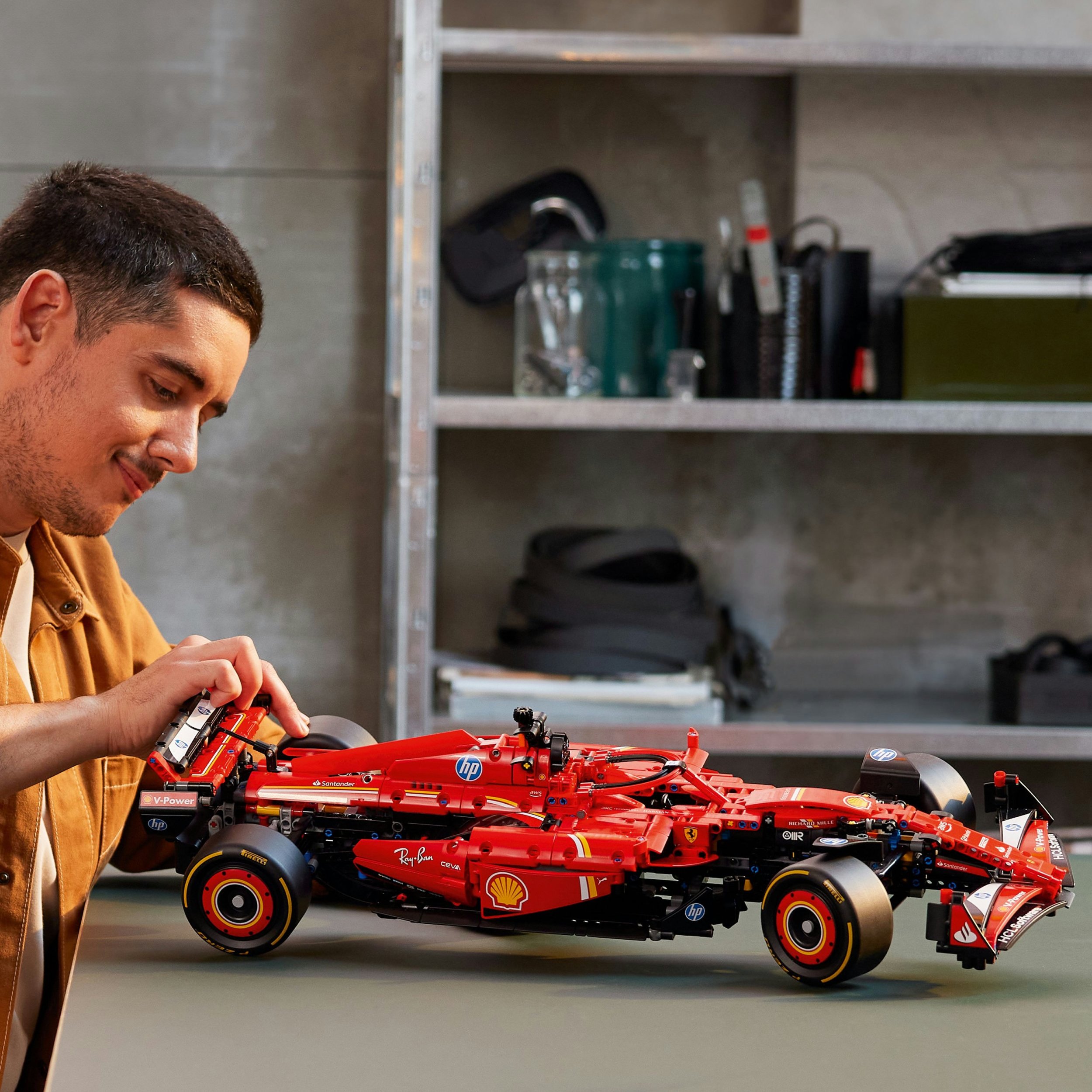 Lodër LEGO Technic Scuderia Ferrari SF-24 F1, set ndërtimi garash, shkallë 1:8, shumëngjyrëshe