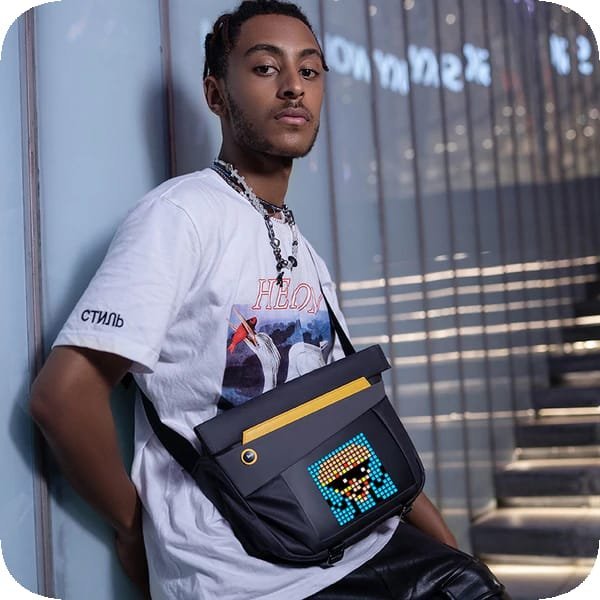 Çantë shpatullore Divoom SlingBag V, ekran LED 4.7", IP68, e zezë