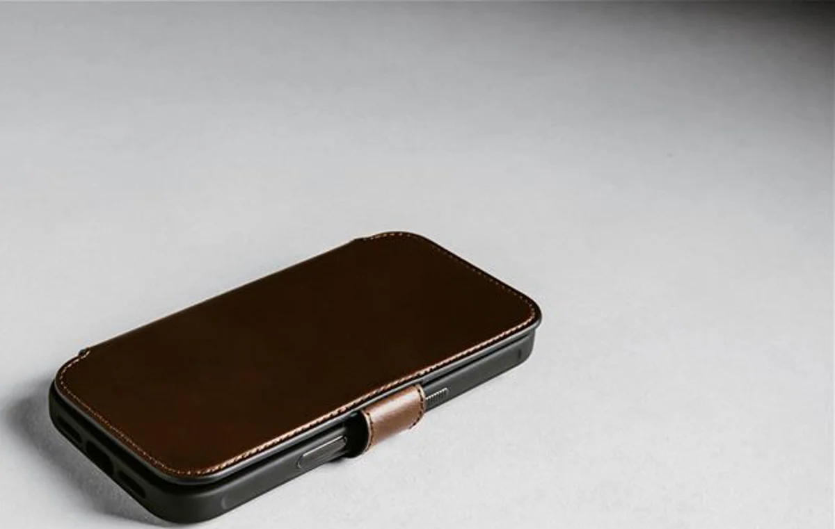 Këllëf folio Nomad Modern Leather, për iPhone 17 Pro, lëkurë Horween, kafe rustic