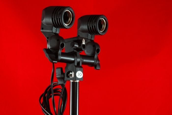 Mbajtëse dyfishe për llamba dhe çadër Massa SB996, për studio fotografike, e zezë