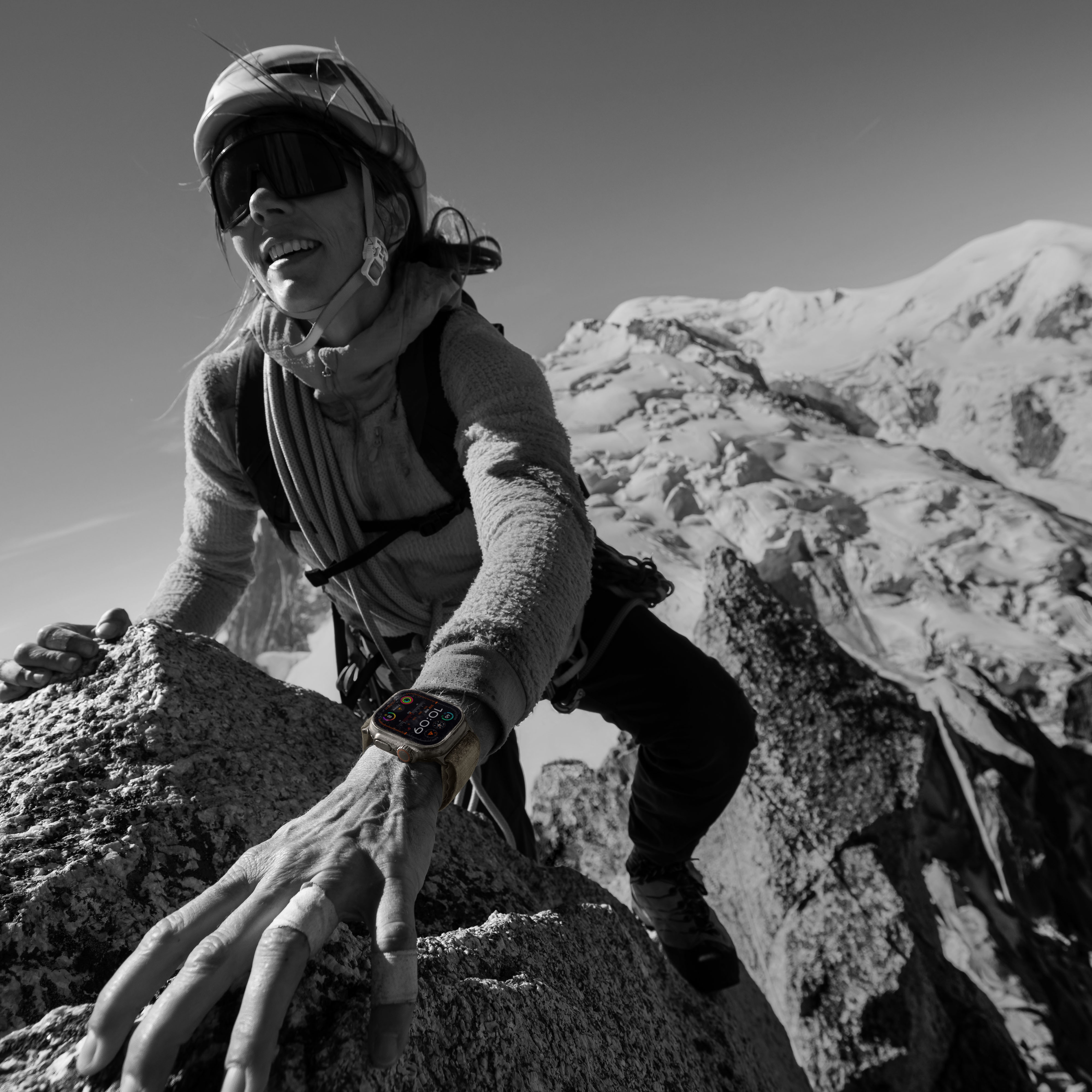 Apple Watch Ultra 2 Cellular, 49mm Titanium Case me Green/Grey Trail Loop, M/L