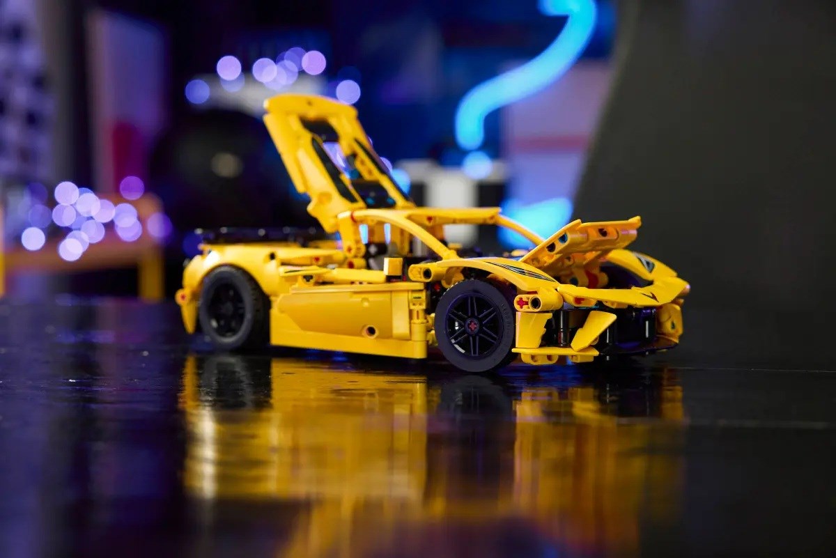 Set LEGO Technic Chevrolet Corvette Stingray 42125, model veture sportive, shumëngjyrësh