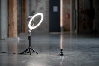 LED кружна светилка Newell RL-10A, 10\", со статив, бела