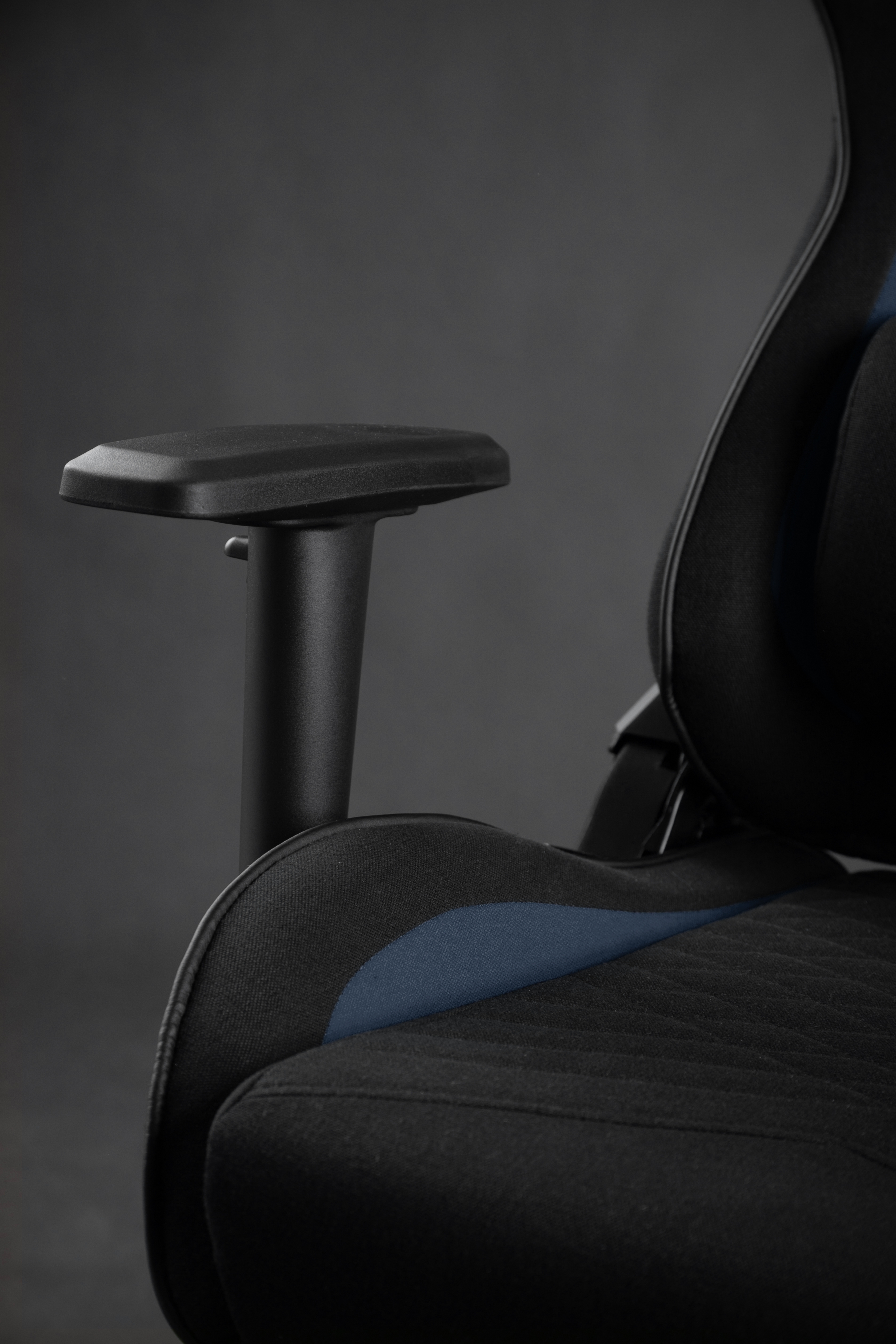 Karrige SENSE7 Spellcaster, e zezë/kaltër