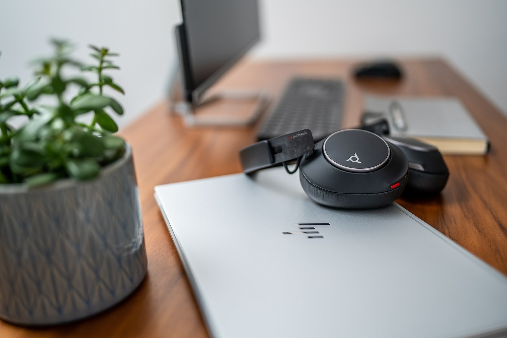 Kufje Poly Voyager Surround 80 UC, Bluetooth, Boomless, të zeza