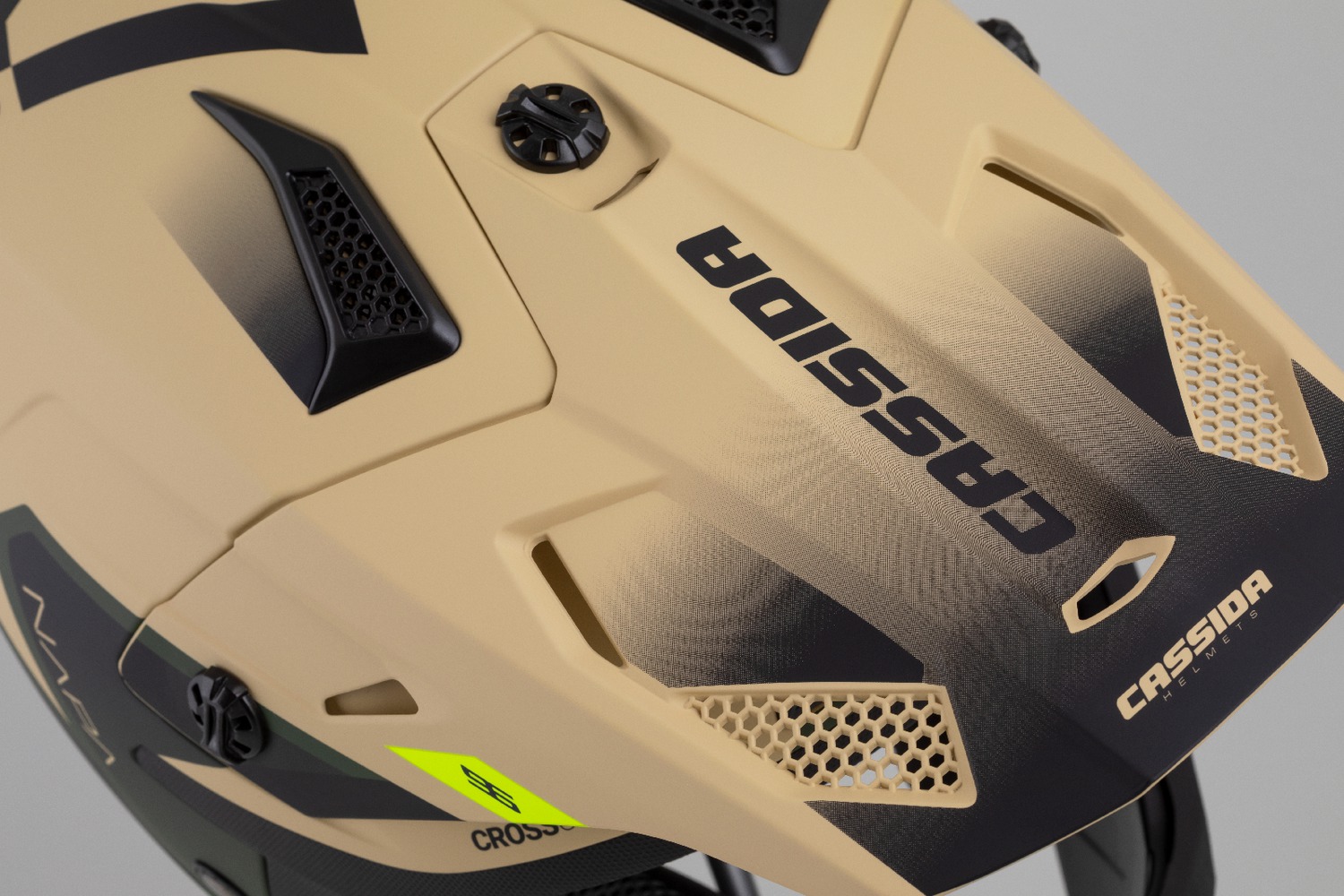 Helmetë moto CASSIDA Cross Cup 2 Napa, ECE 22.06, rreth 1550g, shumëngjyrëshe mat
