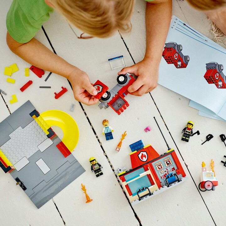 Set LEGO® City 60375 Fire Station and Fire Truck, 153 pjesë